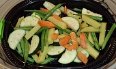 Losos se zeleninou v parním hrnci, pokrájenou zeleninu promícháme s olejem,solí a kořením