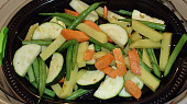 Losos se zeleninou v parním hrnci, pokrájenou zeleninu promícháme s olejem,solí a kořením