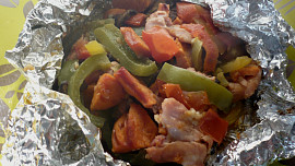 Masová směs v alobalu se špekáčkem