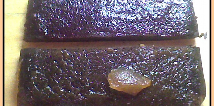 Mrkvový koláč s kakaem (překrojené na 1/2 a namazané marmeládou)