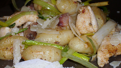 Opečené česnekové gnocchi se slaninou, pórkem a pažitkou