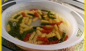 Pařené masové koule s bílou čepicí na barevné peřince (parní hrnec), těstoviny zalité horkou vodou