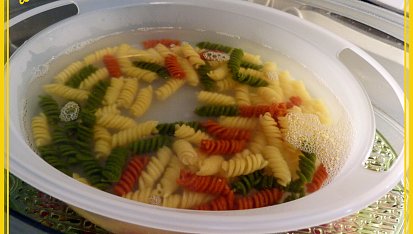 Pařené masové koule s bílou čepicí na barevné peřince (parní hrnec), těstoviny zalité horkou vodou