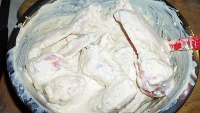 Pečená kořeněná drůbeží křídla v marinádě se zakysanou smetanou, mám naloženo...šup do lednice