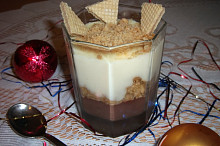 Vanilkový a čokoládový pudink s rozemletými vanilkovými rohlíčky.