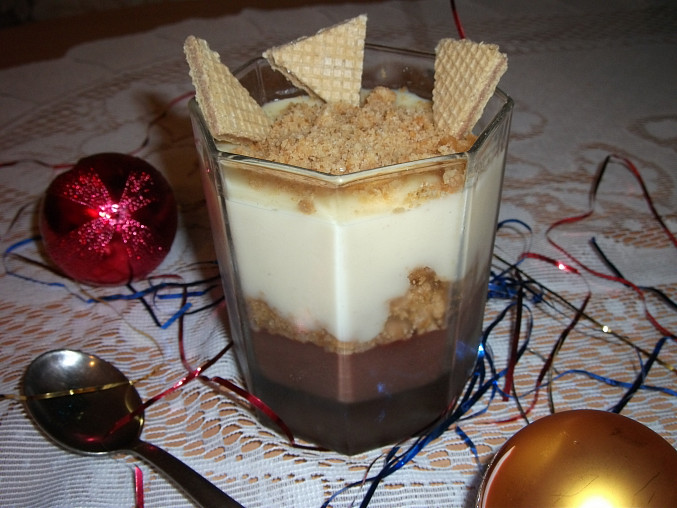 Pohár z vánočního cukroví, Vanilkový a čokoládový pudink s rozemletými vanilkovými rohlíčky.