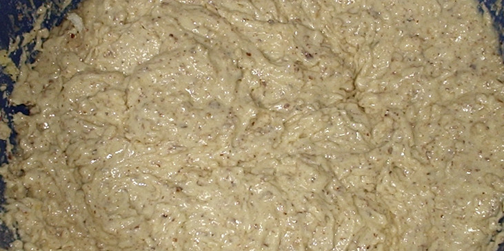 Řezy z lineckého těsta (Pak přidáme ořechy, mléko, mouku a nakonec sníh)