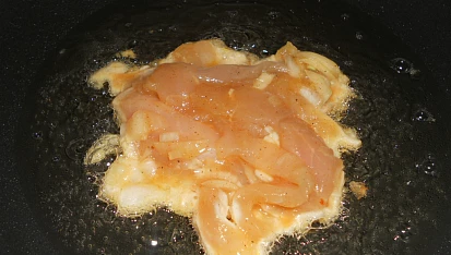 Řízečky, lžící nabereme na olej a smažíme 