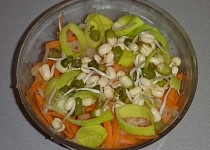 Salát z kysaného zelí s naklíčenou čočkou (mungem)