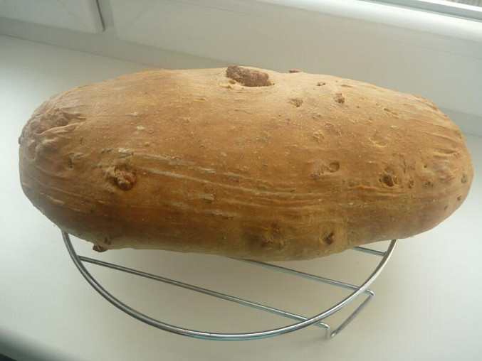 Škvarkový chléb, právě dopečeno,z trouby vytaženo...