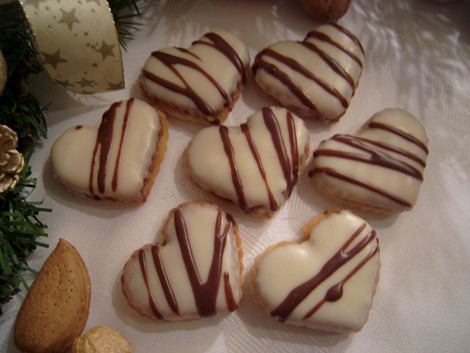 Srdíčka ořechová, s bílou čokoládovou polevou
