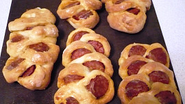 Sýrové pletýnky s párkem