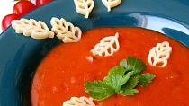 Tomatová polévka s těstovinami