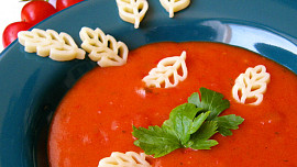 Tomatová polévka s těstovinami