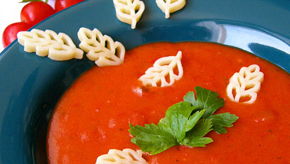 Tomatová polévka s těstovinami