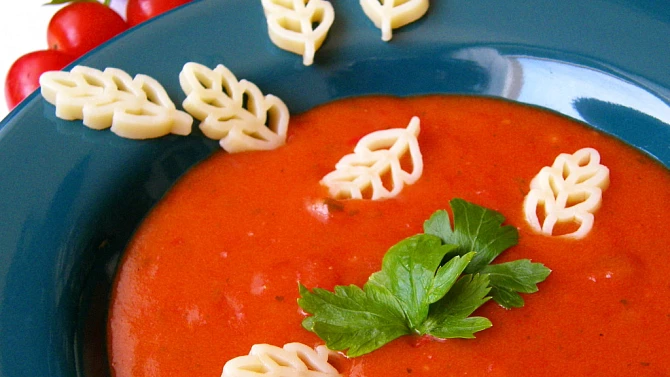 Tomatová polévka s těstovinami