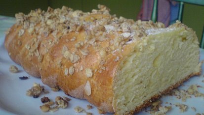 Tvarohová vánočka, posypala jsem müsli :)