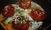 Venkovská rajčata s vejci (...zasypeme česnekem, petrželkou, kořením...)