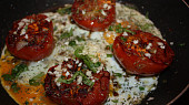 Venkovská rajčata s vejci, ...zasypeme česnekem, petrželkou, kořením...