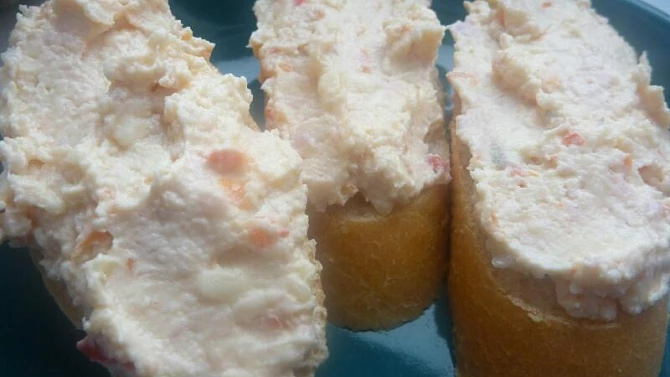 Vlašská pomazánka, přidala jsem trochu tatarky a chilli soli