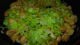Žampionový salát s cibulí