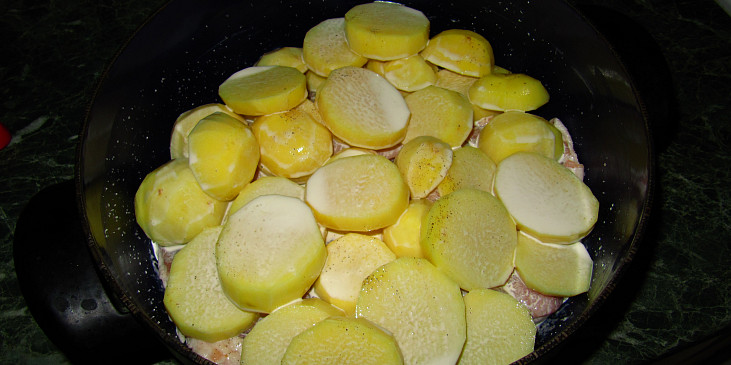Zapečené maso s bramborami a šlehačkou (před pečením)