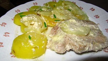 Zapečené maso s bramborami a šlehačkou
