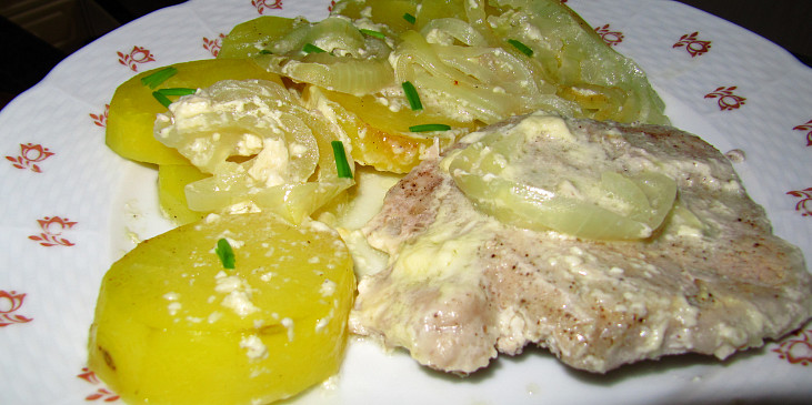 Zapečené maso s bramborami a šlehačkou