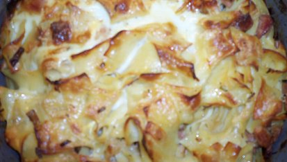 Zapečené nudle s masem, majoránkou, žampiony a smetanovo-nivovým přelivem, upečeno...