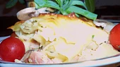 Zapečené nudle s masem, majoránkou, žampiony a smetanovo-nivovým přelivem, naservírováno...