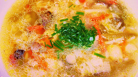 Zeleninovo- rýžová polévka v drůbežím vývaru