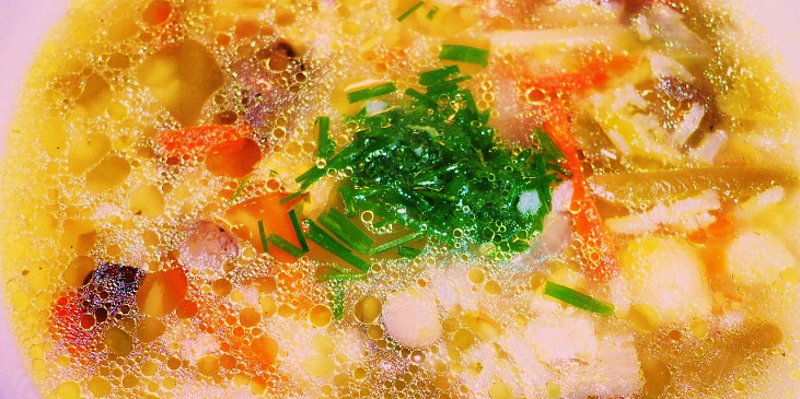 Zelenino-rýžová polévka v drůbežím vývaru