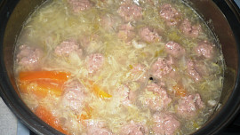 Zimní polévka se šťávou z kyselého zelí