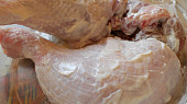 Zvláštní smažená kuřecí stehna, natřené majonézou-množství od oka :-D