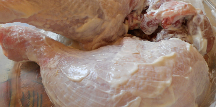 Zvláštní smažená kuřecí stehna (natřené majonézou-množství od oka :-D)
