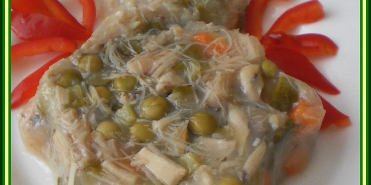 Aspik z kuřecího masa se zeleninou (vařené kuř.stehno,mrkev,hrášek a kys.okurek)