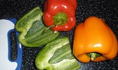 Bramboráky s kuřecím masem a paprikou (na kostičky barevné papriky)