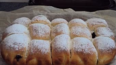 Domácí buchty s jahodovou marmeládou, Pekla jsem na plechu s pecicim papirem. Po upeceni jen vytahneme. Vse je ciste a rychle.