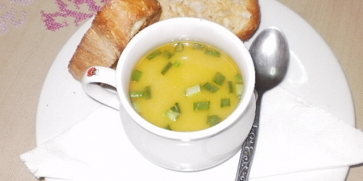 Drožďovomrkvová polévka 2 (s čerstvou cibulkou)