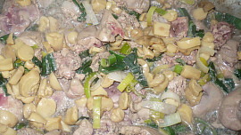 Drůběží játra s pórkem a žampiony