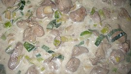 Drůběží játra s pórkem a žampiony