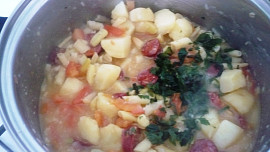 Dušené fazolky s rajčaty a bramborami