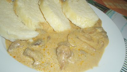 Dušené hovězí na smetaně se zázvorem, majoránkou a   česnekem