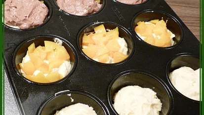 Dvoubarevné muffiny s broskvemi