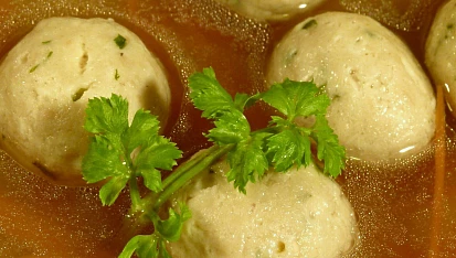 Hermelínové knedlíčky do polévky, ve vývaru z hovězí oháňky
