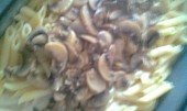 Houbové těstoviny s bešamelem, přisypeme houby