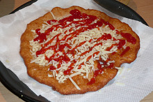 Langos s cesnekem, syrem a kecupem