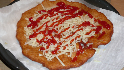 Jednoduché langoše, Langos s cesnekem, syrem a kecupem