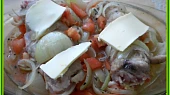 Kuřecí křenový závitek, osmažené závitky vložit do zap.mísy,přidat orestovanou cibuli,česnek,oregano,rajčata,máslo,vodu a dát zapéct