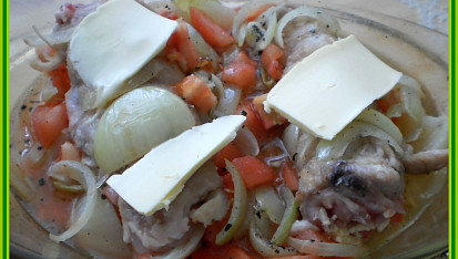 Kuřecí křenový závitek, osmažené závitky vložit do zap.mísy,přidat orestovanou cibuli,česnek,oregano,rajčata,máslo,vodu a dát zapéct